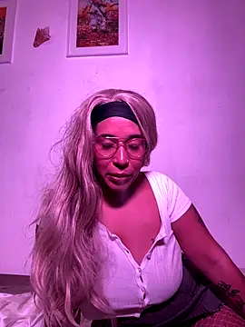 Snapshot of CaneliitaBlaze chatting on 11.10.25 CaneliitaBlaze online show from 11.10.25