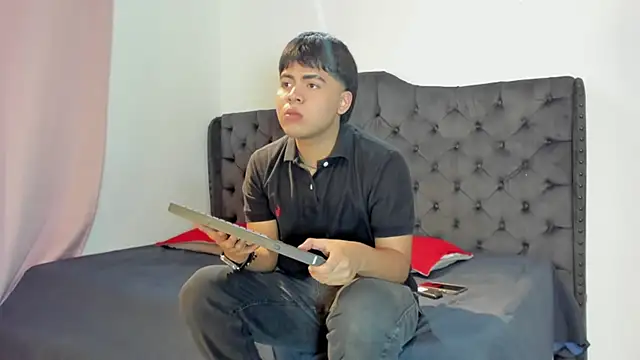 Snapshot of 3guy3 chatting on 11.17.25 3guy3 online show from 11.17.25