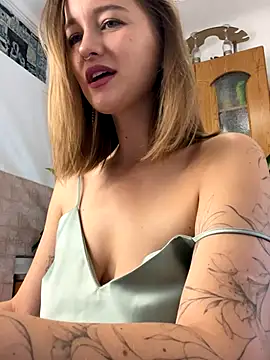 Snapshot of yourladyMary chatting on 11.28.25 yourladyMary online show from 11.28.25