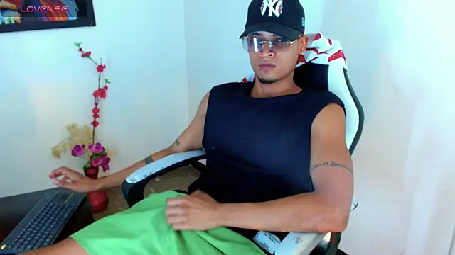 Snapshot of Isaacas_ chatting on 11.12.25 Isaacas online show from 11.12.25