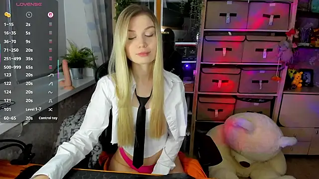 Snapshot of blondie_lina chatting on 11.13.25 blondie lina online show from 11.13.25