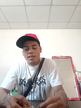 Snapshot of alienbich chatting on 11.12.25 alienbich online show from 11.12.25