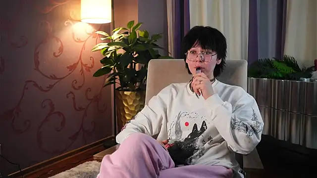 Snapshot of MiTeehee chatting on 11.14.25 MiTeehee online show from 11.14.25