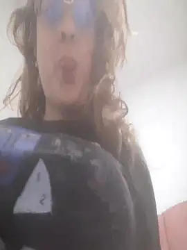 Snapshot of AnnieAtHome chatting on 11.14.25 AnnieAtHome online show from 11.14.25