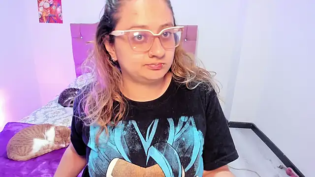 Snapshot of AnnieAtHome chatting on 11.20.25 AnnieAtHome online show from 11.20.25