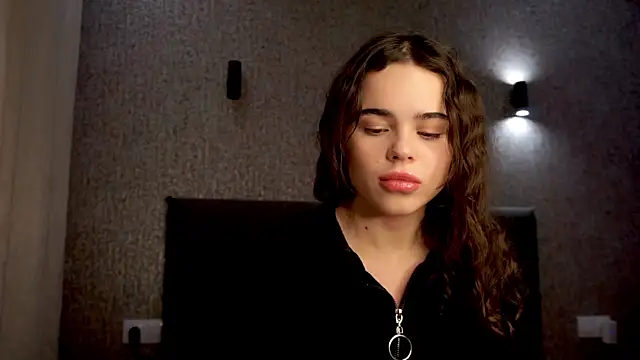 Snapshot of lindaTT chatting on 11.27.25 lindaTT online show from 11.27.25