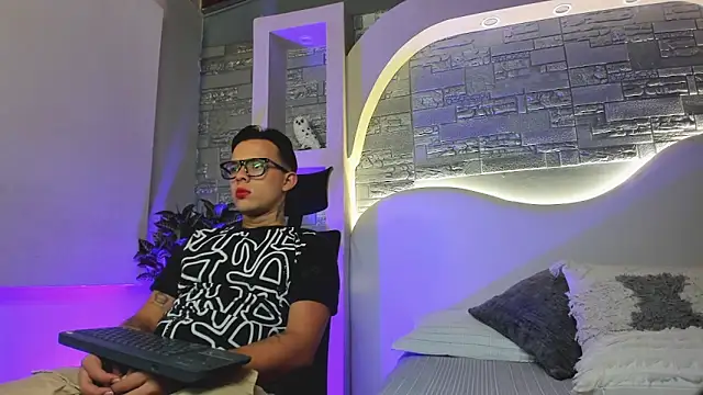 Valentino moretti online show from 12.01.25