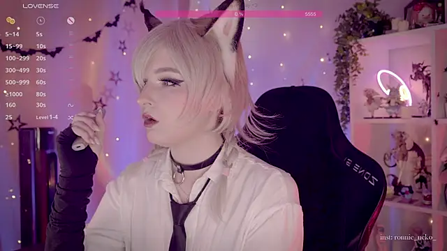 Snapshot of vronnier chatting on 11.14.25 vronnier online show from 11.14.25