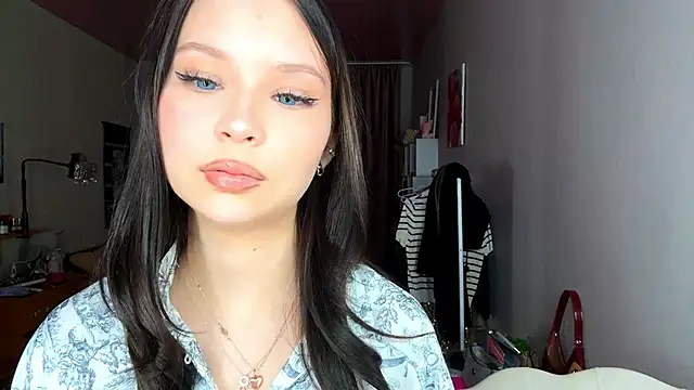 Snapshot of EmmaJonse chatting on 11.17.25 EmmaJonse online show from 11.17.25