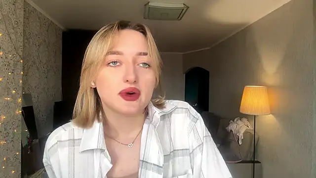 Snapshot of Emily_lyy chatting on 11.20.25 Emily lyy online show from 11.20.25