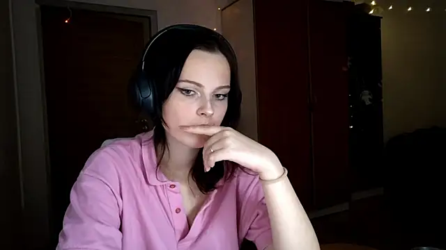 Snapshot of LouiseMarengo chatting on 11.19.25 LouiseMarengo online show from 11.19.25