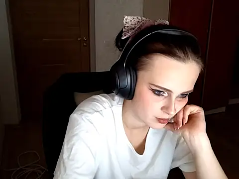 Snapshot of LouiseMarengo chatting on 11.25.25 LouiseMarengo online show from 11.25.25