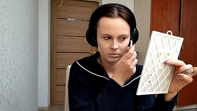 Snapshot of LouiseMarengo chatting on 11.29.25 LouiseMarengo online show from 11.29.25