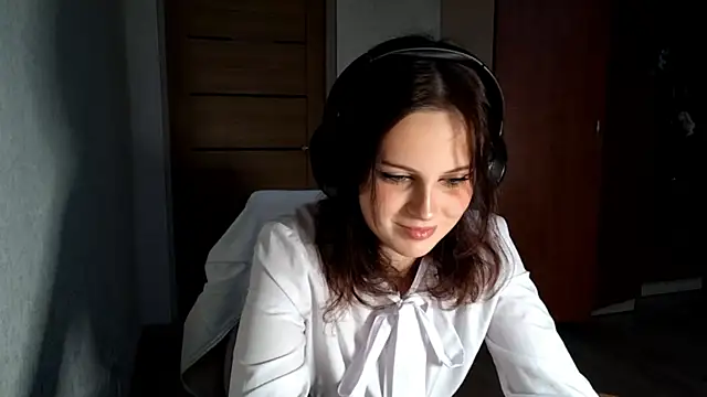 Snapshot of LouiseMarengo chatting on 11.30.25 LouiseMarengo online show from 11.30.25