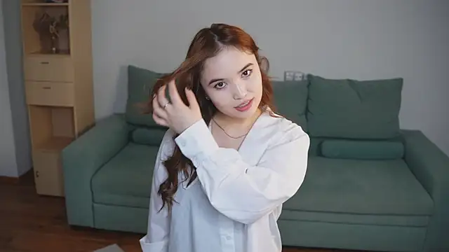 Snapshot of BetseyLaszlo chatting on 11.26.25 BetseyLaszlo online show from 11.26.25