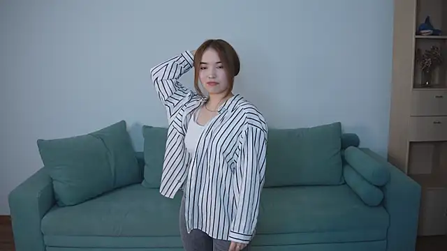 Snapshot of BetseyLaszlo chatting on 11.30.25 BetseyLaszlo online show from 11.30.25