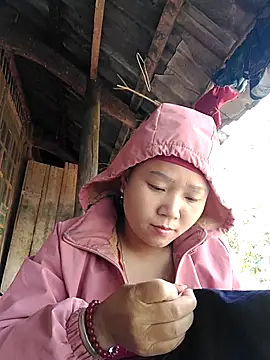 Snapshot of hoami-hot chatting on 11.27.25 hoami-hot online show from 11.27.25