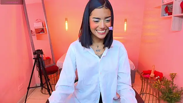 Snapshot of Milu_carbajal_x chatting on 12.01.25 Milu carbajal x online show from 12.01.25