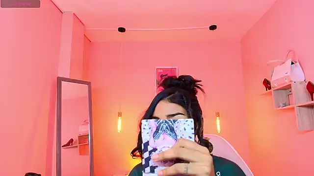 Snapshot of Milu_carbajal_x chatting on 12.02.25 Milu carbajal x online show from 12.02.25