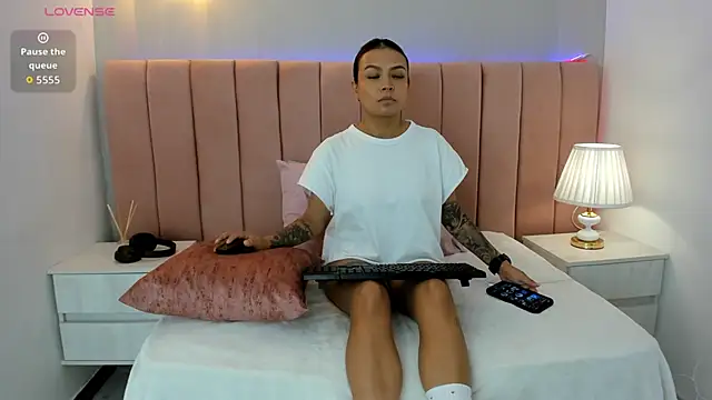 Snapshot of Anita_wood chatting on 11.21.25 Anita wood online show from 11.21.25