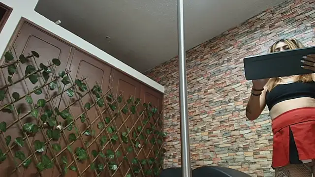 Snapshot of dania_ch chatting on 11.16.25 dania ch online show from 11.16.25