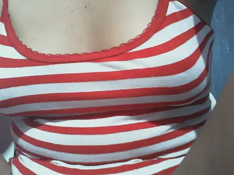 Snapshot of Monic18 chatting on 11.24.25 Monic18 online show from 11.24.25