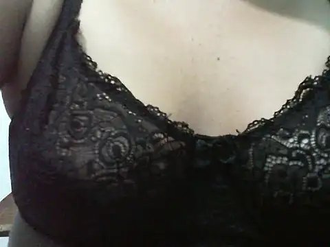 Snapshot of Monic18 chatting on 12.04.25 Monic18 online show from 12.04.25