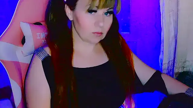 Snapshot of BESTLOLA chatting on 11.17.25 BESTLOLA online show from 11.17.25