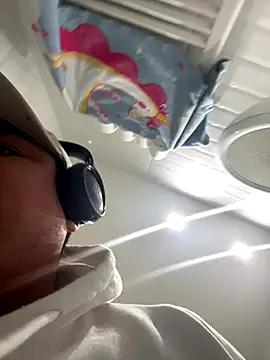 Snapshot of Pelotas2000 chatting on 11.17.25 Pelotas2000 online show from 11.17.25