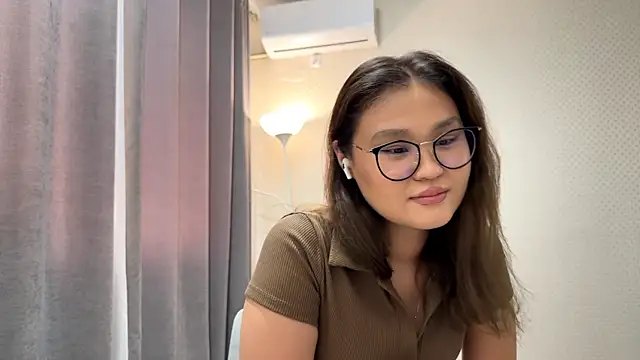 Snapshot of HoneyKitsu chatting on 11.20.25 HoneyKitsu online show from 11.20.25