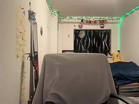 Snapshot of tinydaisy21 chatting on 11.18.25 tinydaisy21 online show from 11.18.25