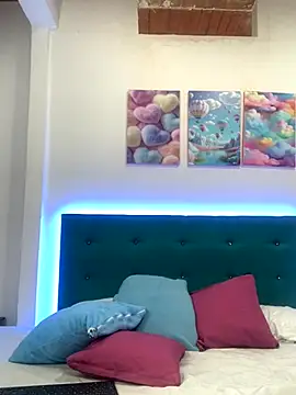 Snapshot of LunaSP99 chatting on 11.21.25 LunaSP99 online show from 11.21.25