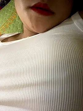 Snapshot of Sunset-yll chatting on 11.23.25 Sunset-yll online show from 11.23.25