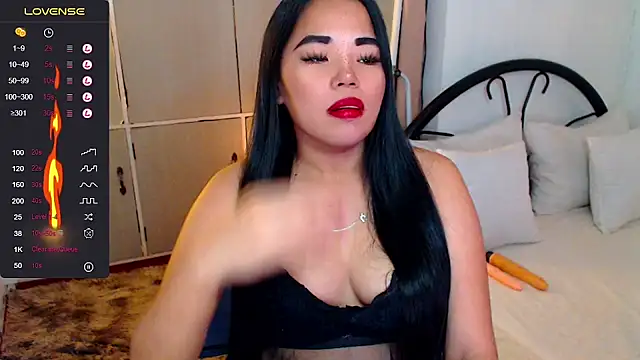 Snapshot of SquirtyLillyx chatting on 11.20.25 SquirtyLillyx online show from 11.20.25