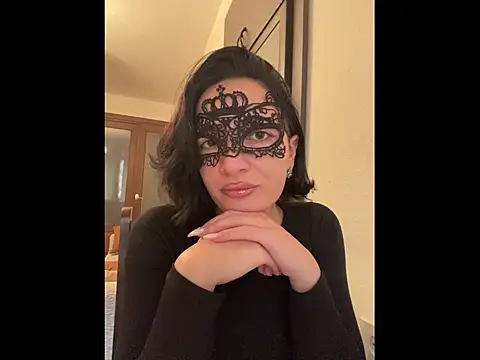 Snapshot of Pineapple chatting on 11.25.25 Pineapple online show from 11.25.25