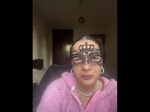 Snapshot of Pineapple chatting on 12.03.25 Pineapple online show from 12.03.25