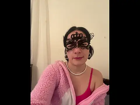 Snapshot of Pineapple chatting on 12.04.25 Pineapple online show from 12.04.25