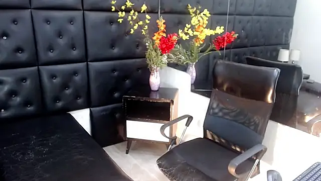 Snapshot of ChrisHott01 chatting on 12.04.25 ChrisHott01 online show from 12.04.25