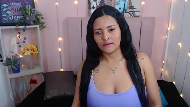 Snapshot of cristal_bianchi chatting on 11.19.25 cristal bianchi online show from 11.19.25