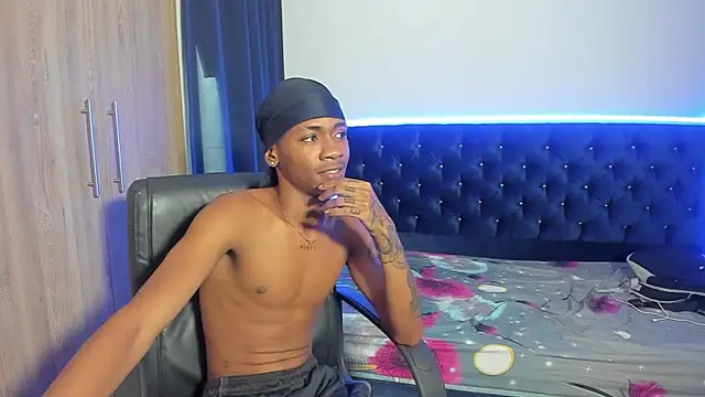 Snapshot of iteban_boy chatting on 11.19.25 iteban boy online show from 11.19.25