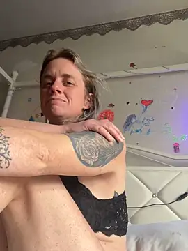 Snapshot of kittykatskat chatting on 11.20.25 kittykatskat online show from 11.20.25