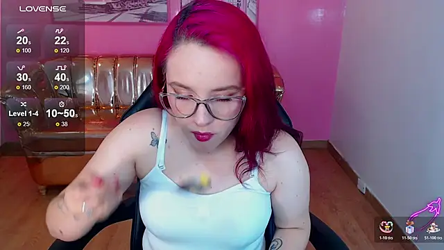 Snapshot of holly_t_ chatting on 11.19.25 holly t online show from 11.19.25