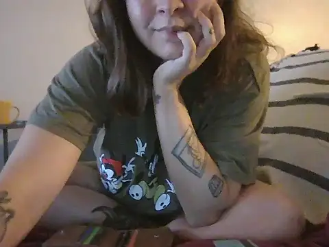 Snapshot of xxxluana chatting on 11.19.25 xxxluana online show from 11.19.25