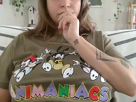 Snapshot of xxxluana chatting on 11.19.25 xxxluana online show from 11.19.25