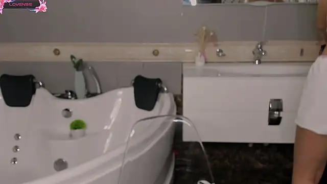 Snapshot of TracyCrawford chatting on 11.29.25 TracyCrawford online show from 11.29.25