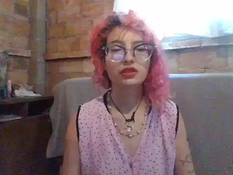 Snapshot of Madolina chatting on 11.19.25 Madolina online show from 11.19.25