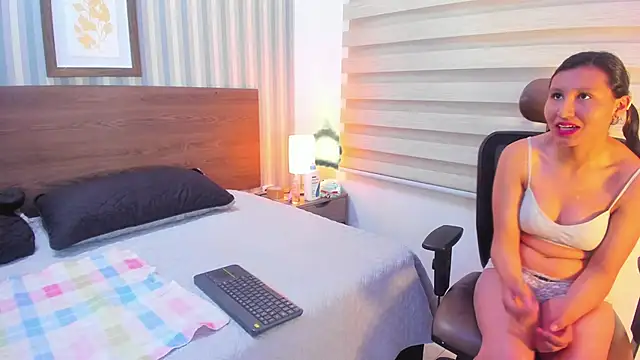 Katy Gomez  online show from 12.04.25