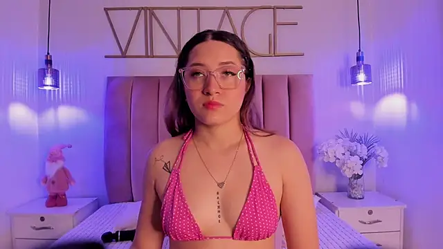 Snapshot of LeiahBlonde chatting on 12.04.25 LeiahBlonde online show from 12.04.25