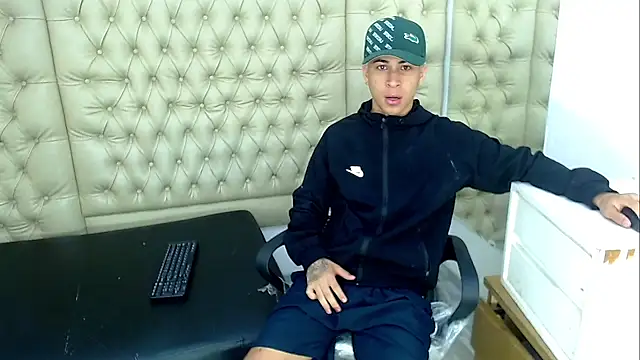 Snapshot of HollmanFronsh chatting on 12.03.25 HollmanFronsh online show from 12.03.25