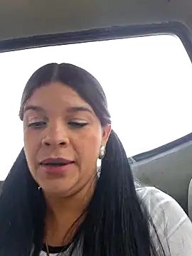 Snapshot of Layla-daring chatting on 11.28.25 Layla-daring online show from 11.28.25